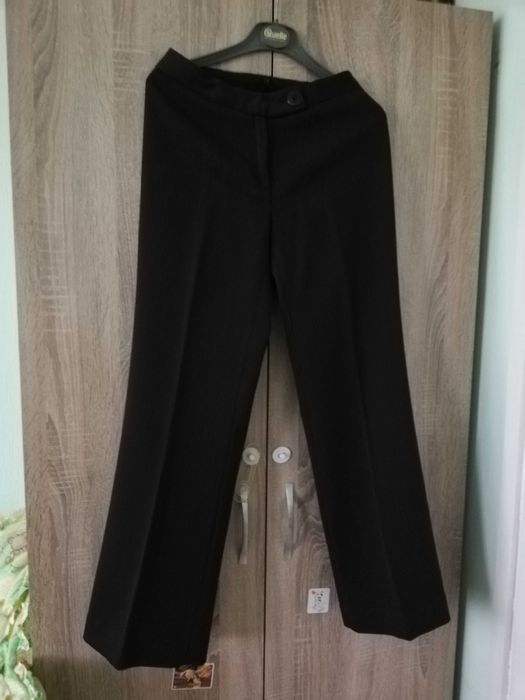 Стилен дамски костюм от сако и панталон на българска фирма Роси