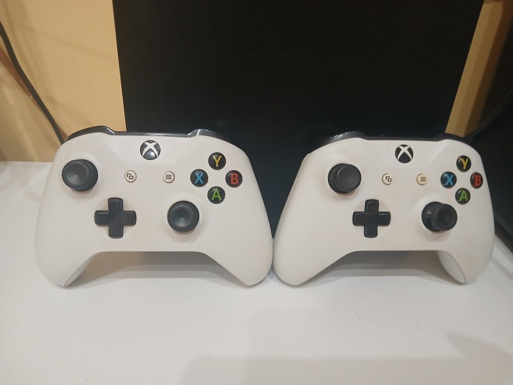 Xbox one S 2 контролера и игри