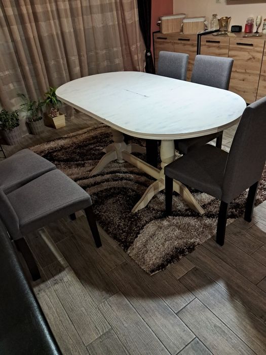 Маса със столове