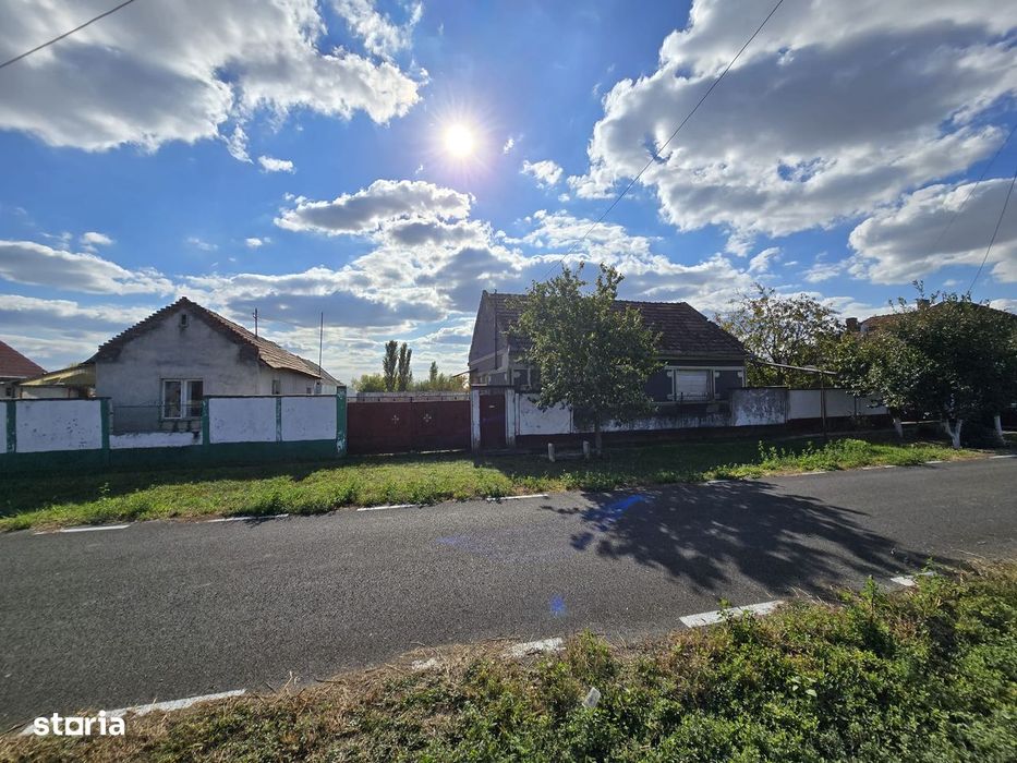 Casa cu doua corpuri de cladire si teren de 5.756 mp - Simand