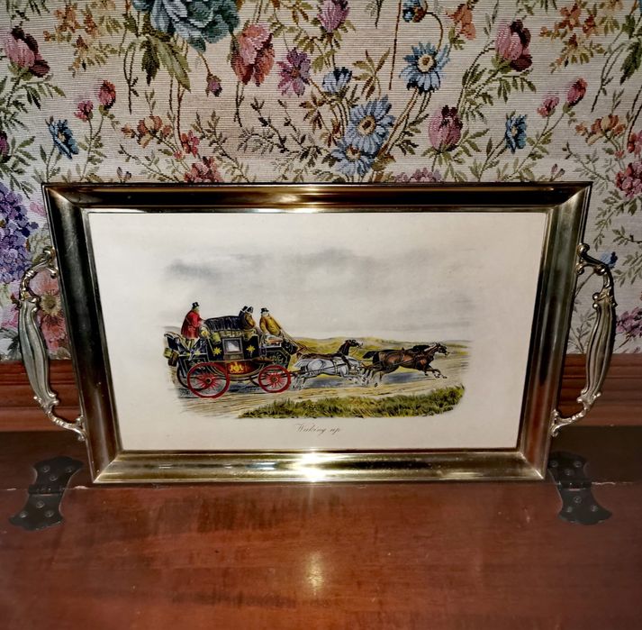 Антикварен поднос табла за сервиране бронзова рамка дръжки карета коне