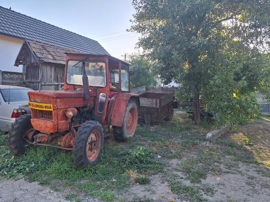 Tractor cu remorca si plug