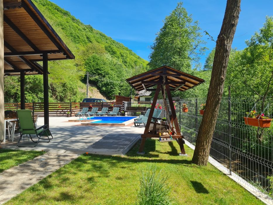 Cazare/Cabana/Pensiune cu piscina încălzită