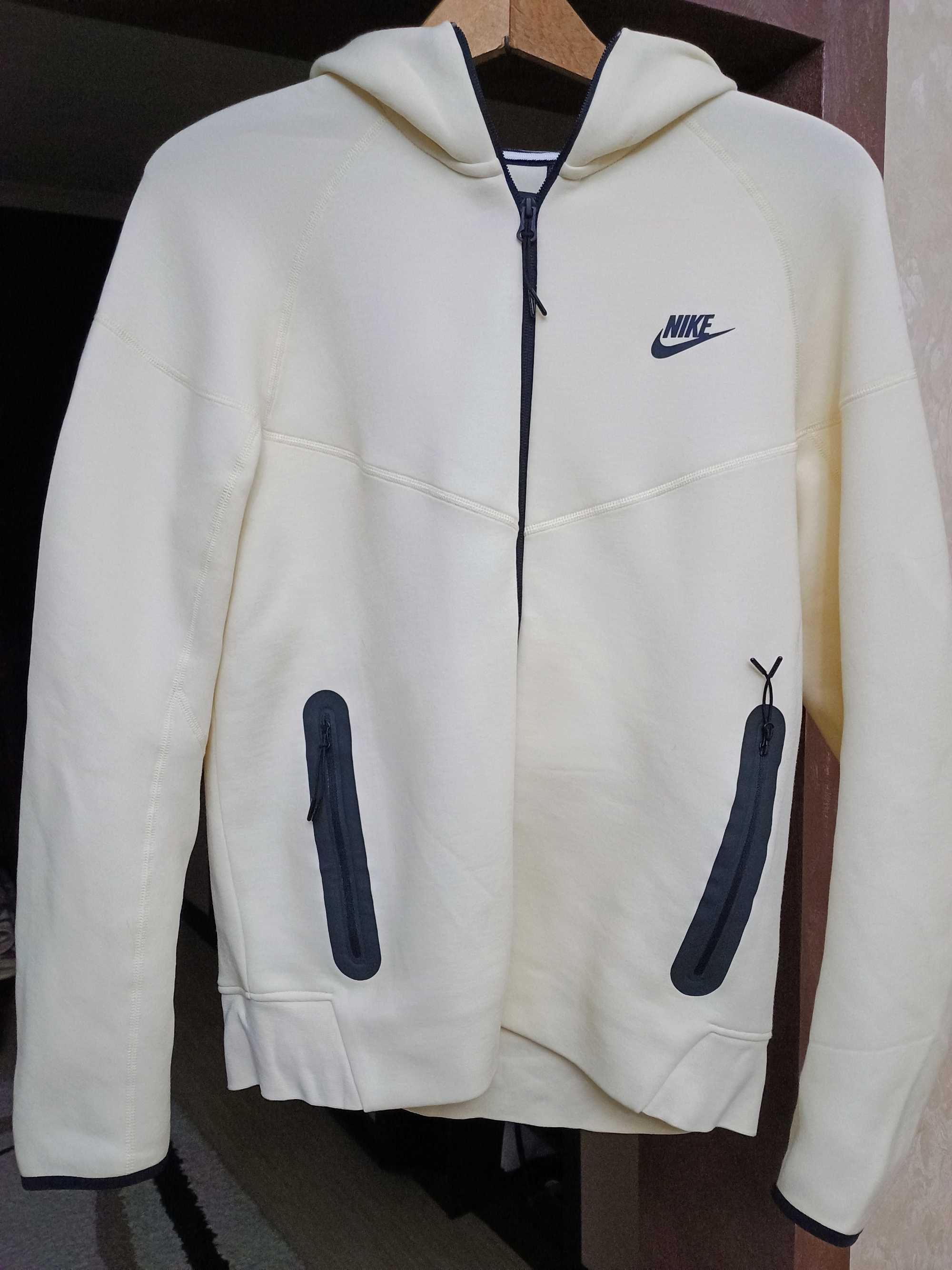 Nike Sportswear Tech Fleece --Горнище, от сайта на Найк, не е носено.