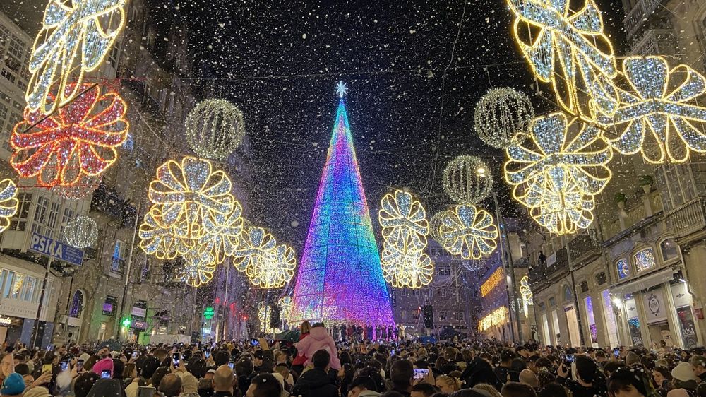 Yangi yil bezak archa va o'yinchoqlar