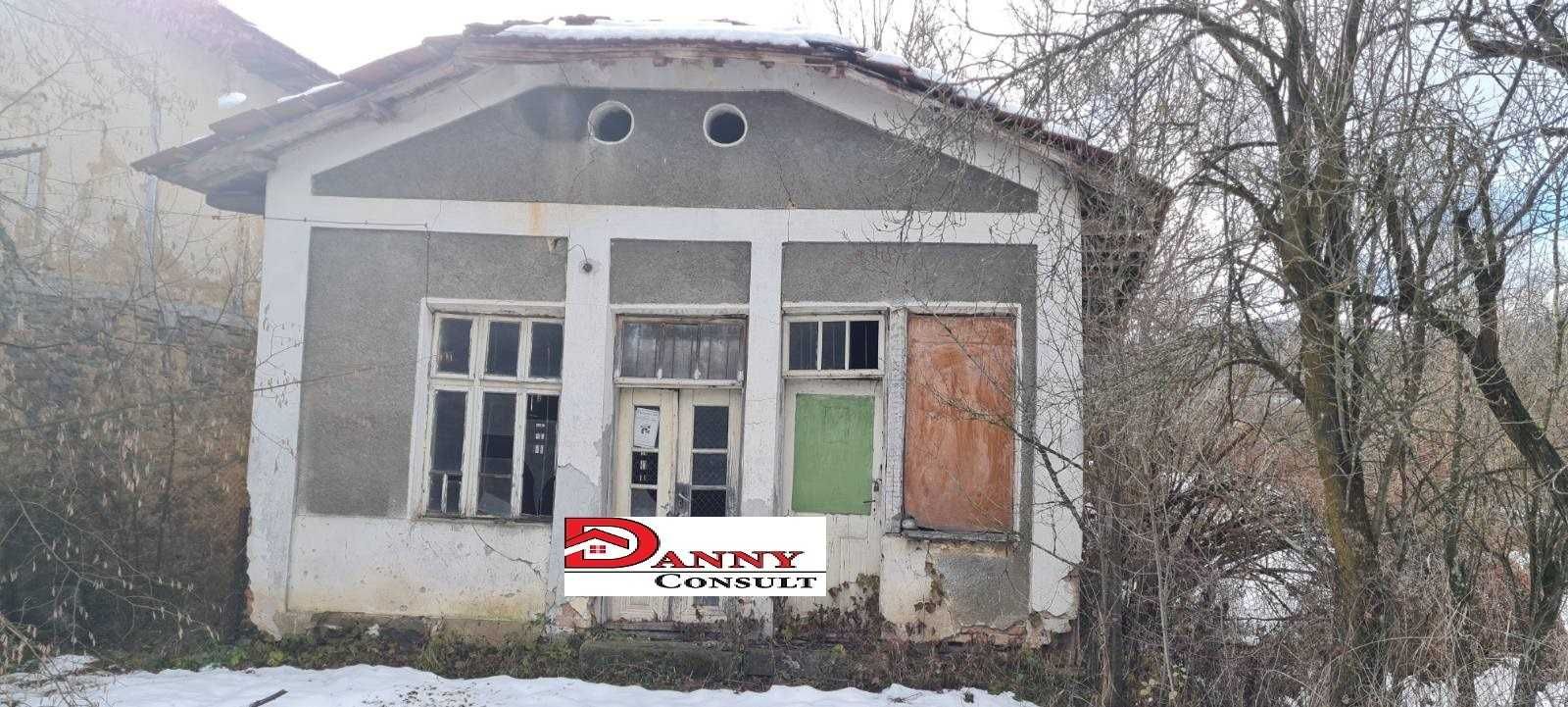 Стара къща с двор в Троянския балкан