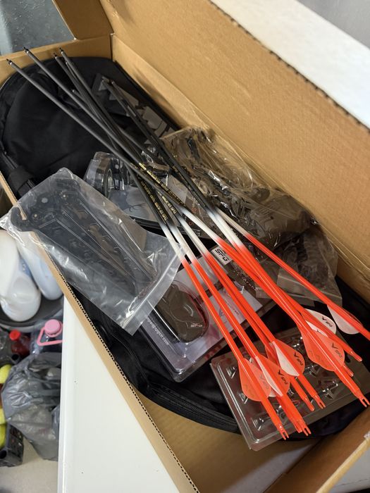 Arc vanatoare, compound bow, pe role din metal si carbon