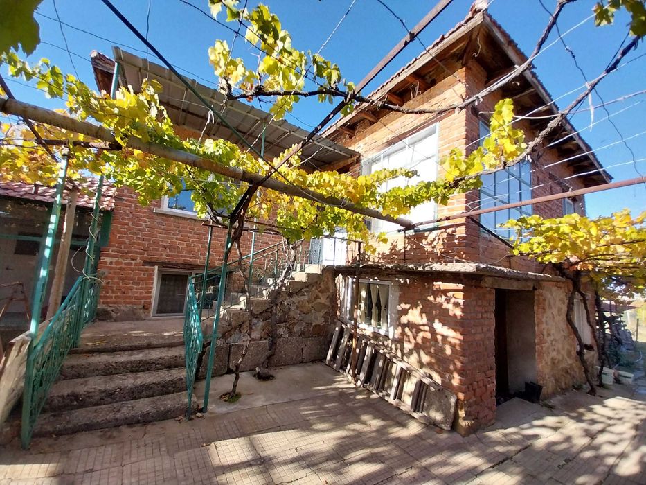 Къща на два етажа с голям двор и гараж.