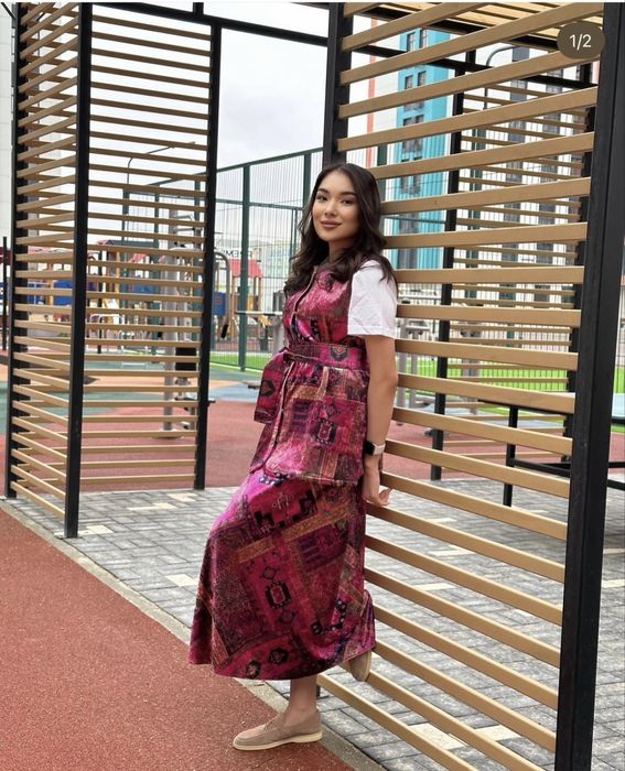 Аида Кауменова сән үйінің жилеті сатылады. Кілем принт.