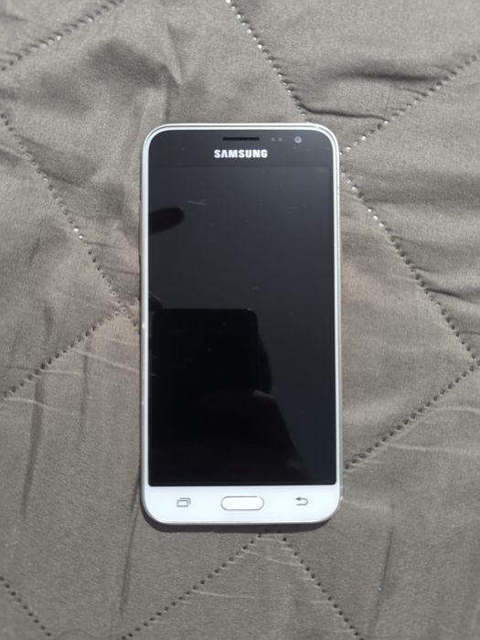 Vând Samsung j3.