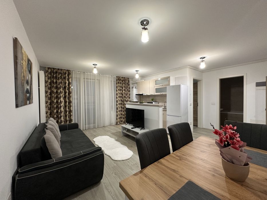 Închiriez apartament tip studio Coresi cu vedere la pietonala