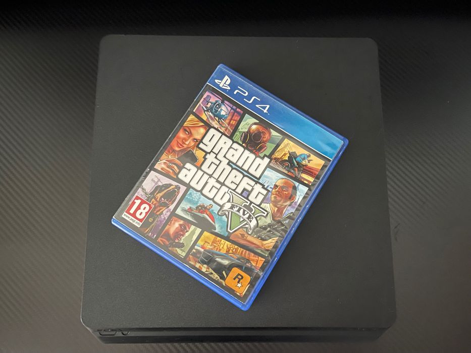 PlayStation4 + игра и два контролера