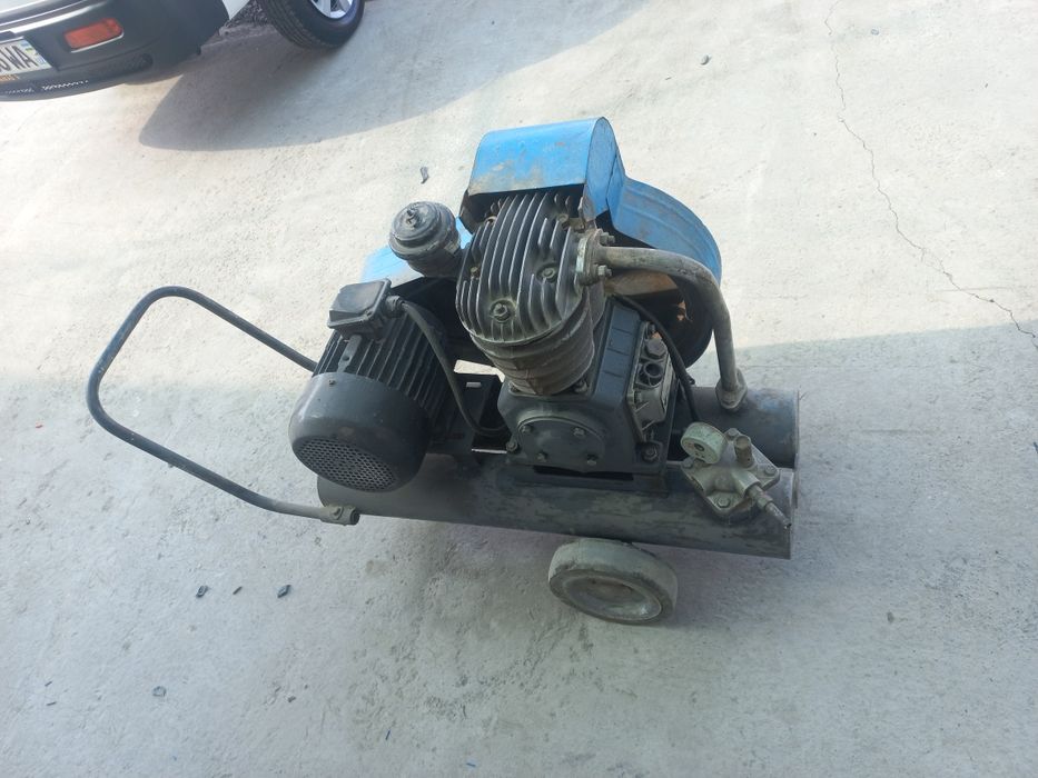 Компрессор российский  2 поршень  380 в мотор 1,5 кл