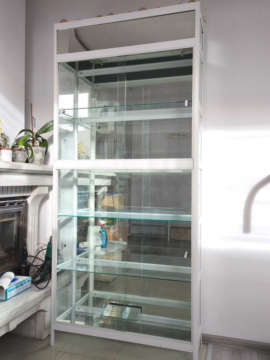 Стъклена витрина