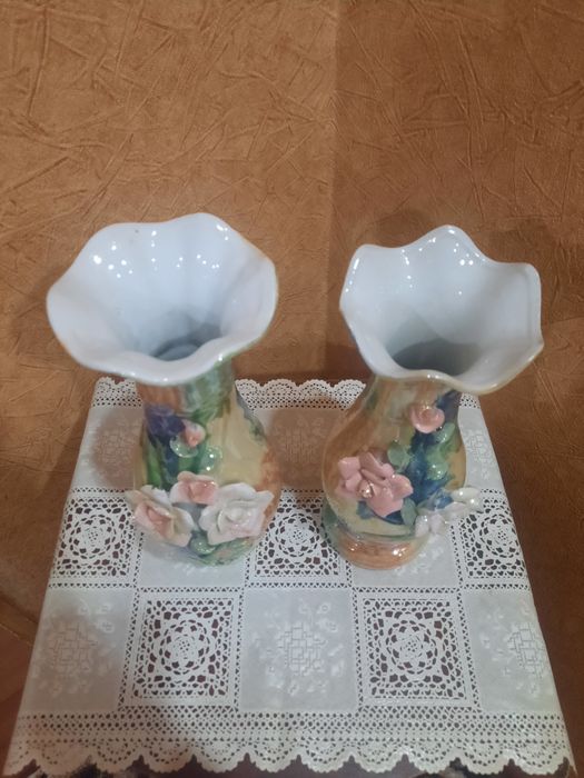 Китайские, винтажные парные вазы, глазуированный фарфор, лепнина розам