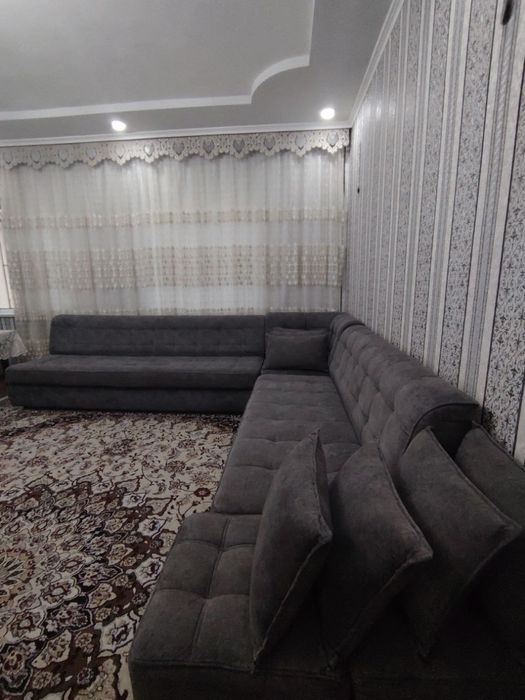 Ichi sandiqli divan sotiladi