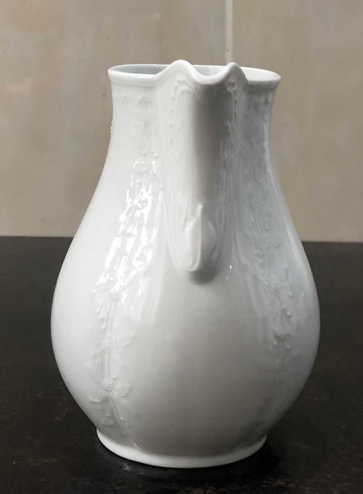 Ulcior din portelan alb model Dubarry , Kaiser Germany, anii `70.