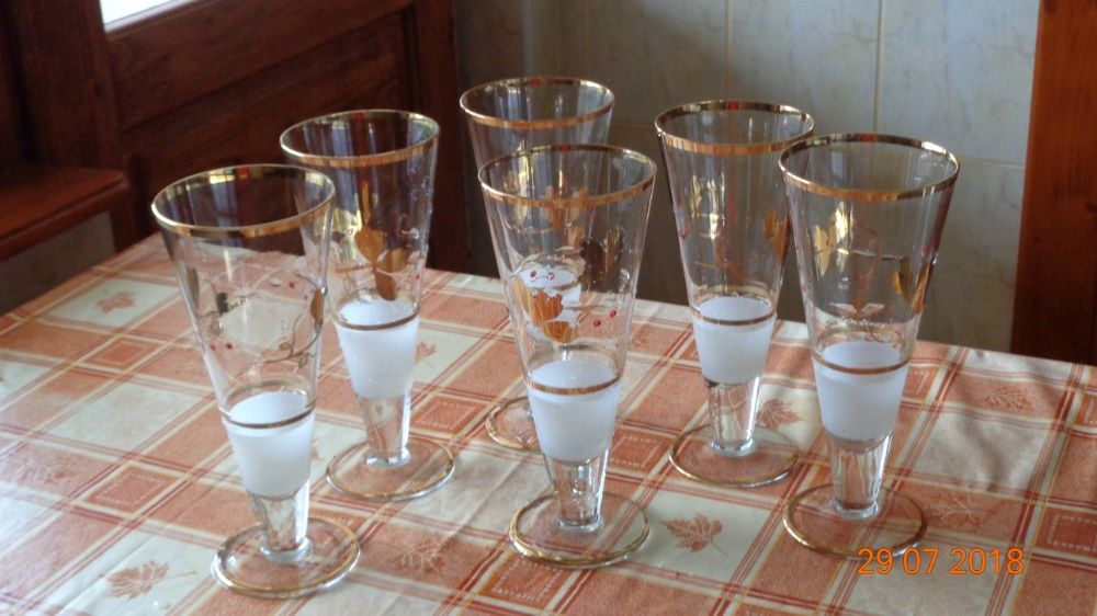 Set sase pahare bere cu margine aurita si flori