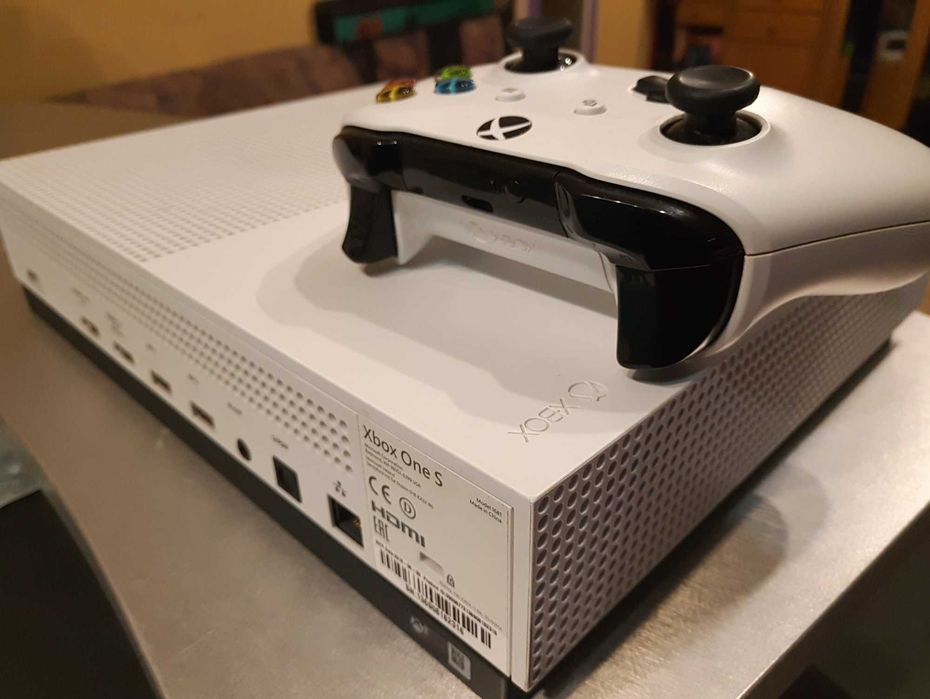 Xbox One S + Fortnite Battle Royale Launch Edition All, бял, с 4K UHD