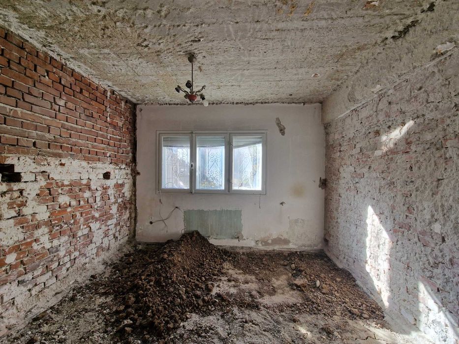 Vanzare vila D+P+E 125.7 mp gata de renovare- Vatra Luminoasa