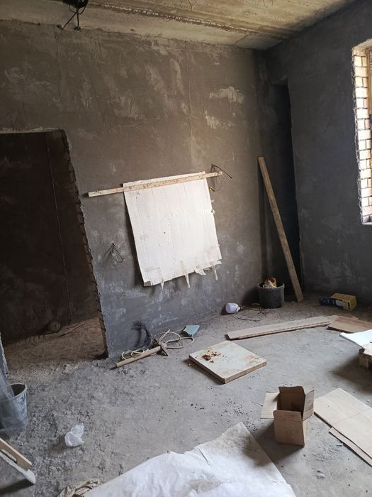 Izzada dom sotiladi srochna 53+53 kv