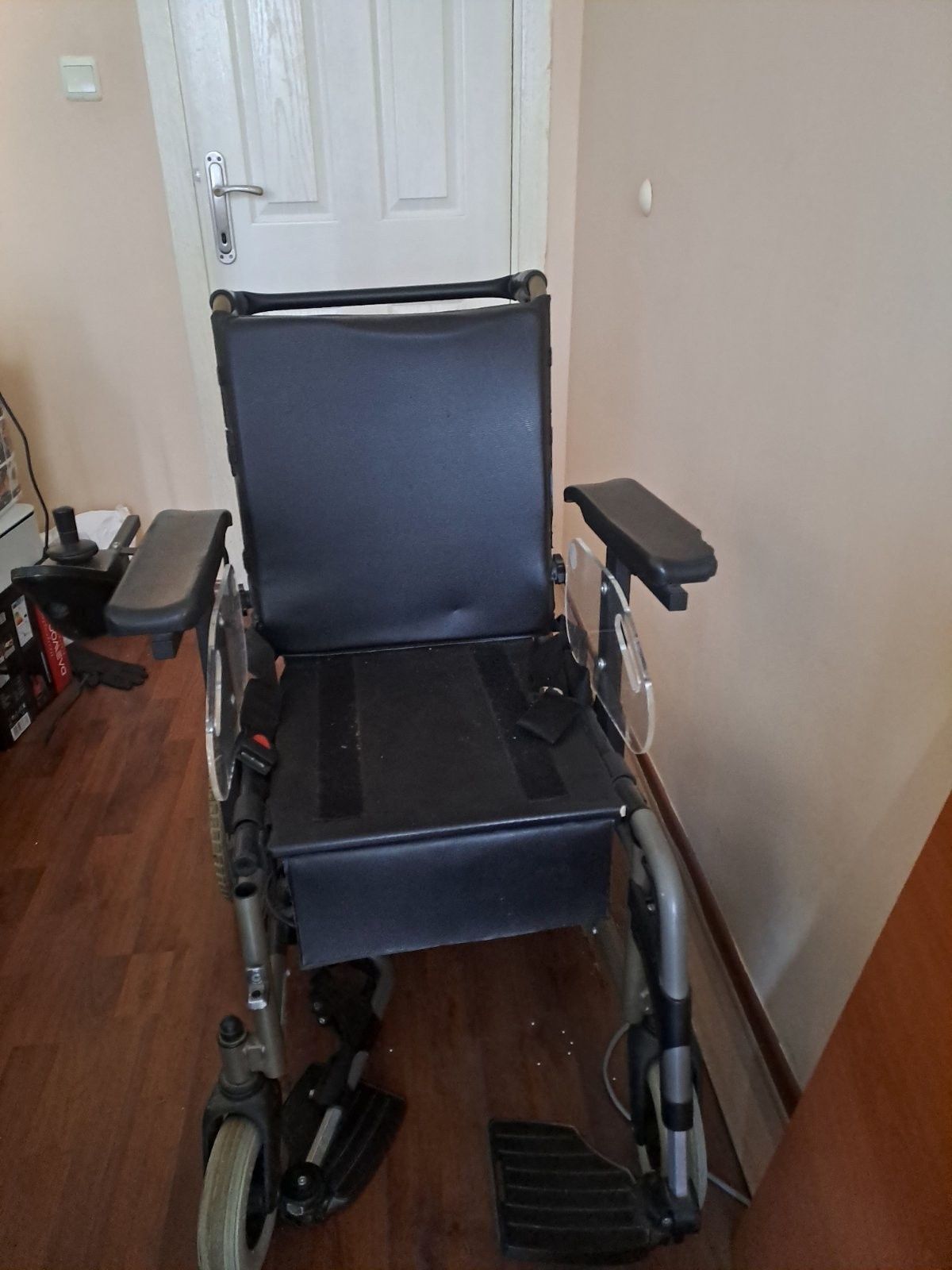 Продавам акумулаторна инвалидна количка в отлично състояние с джойстик