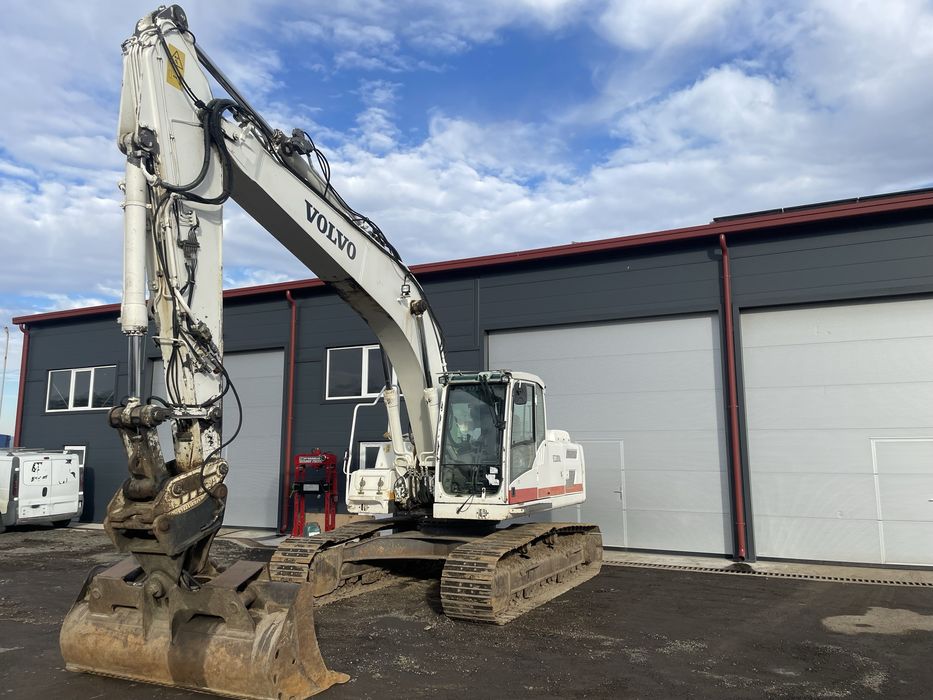 Inchiriez Excavator 25T pentru sapat demolari cu pulverizator si picon