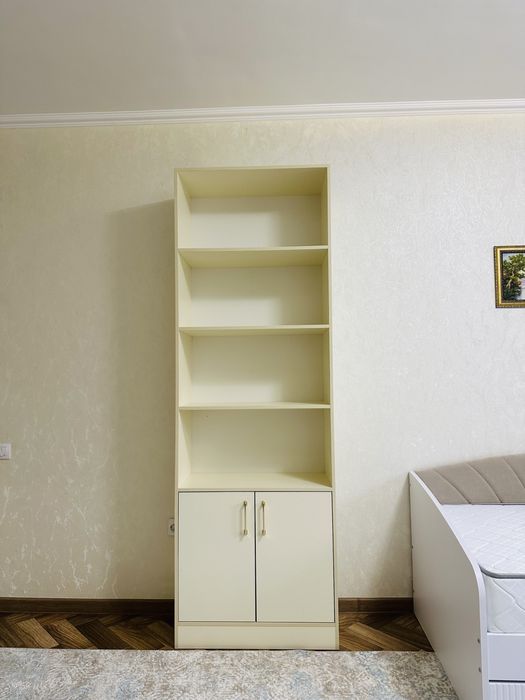 Книжный шкаф слоновая кость. В подарок письменный стол