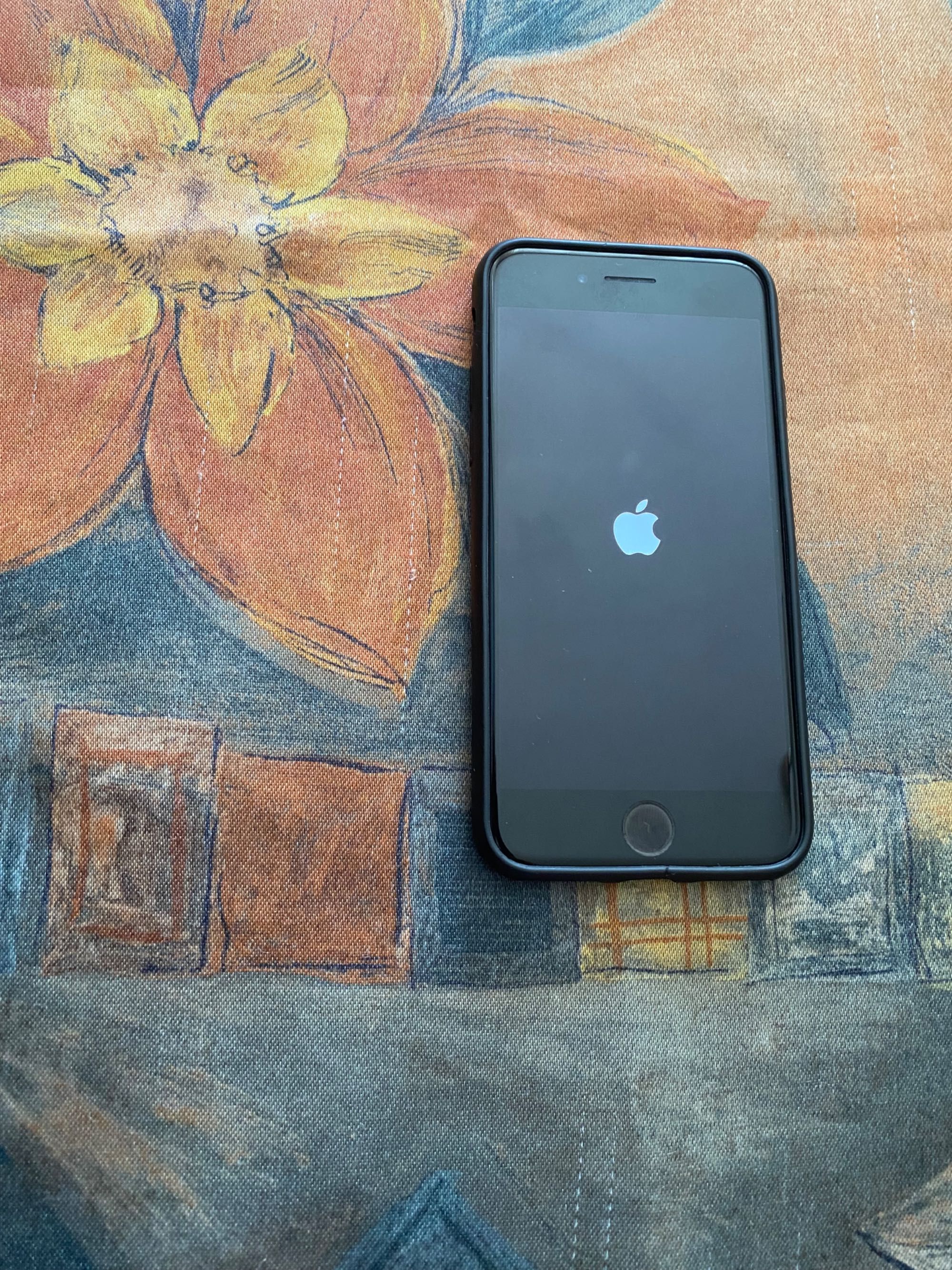 iPhone 7 -32 GB,модел:А 1660 Black,зарядно