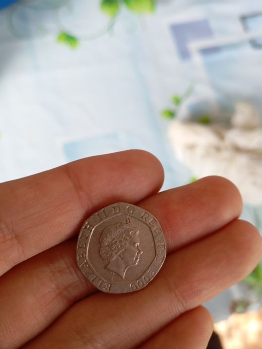 Идеальная монета 20 пенсов Великобритания 2009

Оп