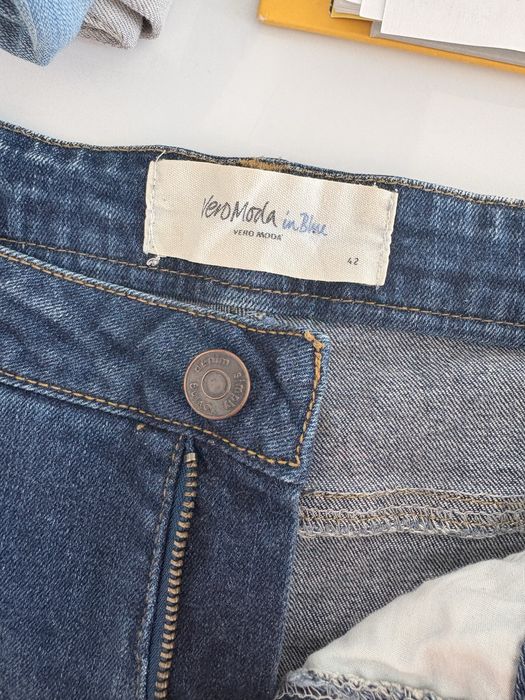 Vând pantaloni de blugi scurți