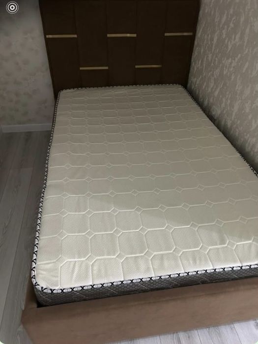 Кровать.