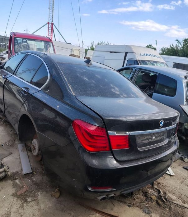 Dezmembrez BMW seria 7 3.0 d 245 cp