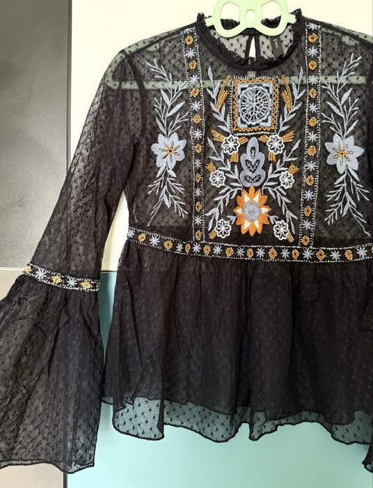 Bluza YAS neagra cu broderie si volane