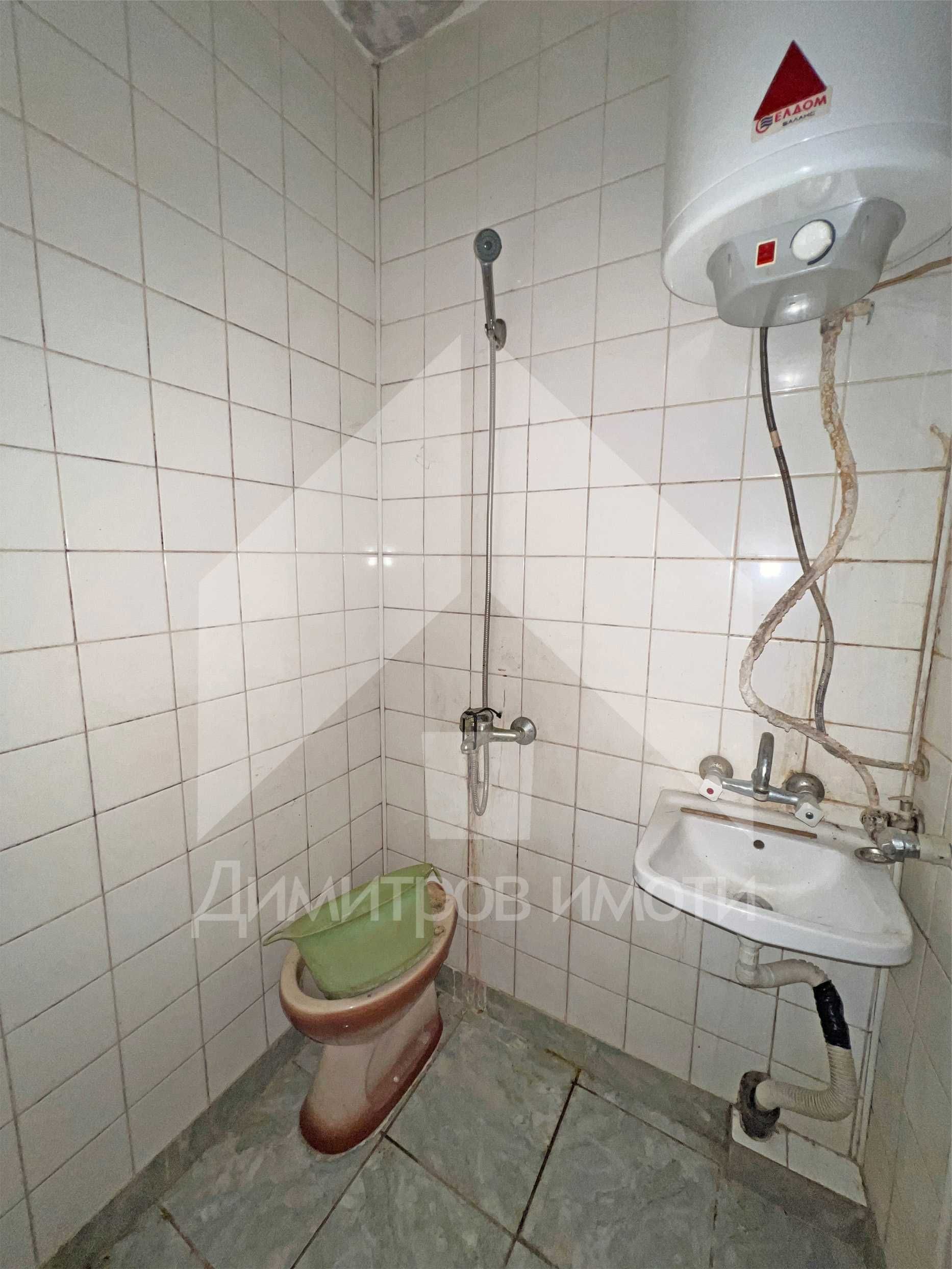 Продава ЕДНОСТАЕН апартамент тип гарсониера в гр. Нови пазар! Саниран!