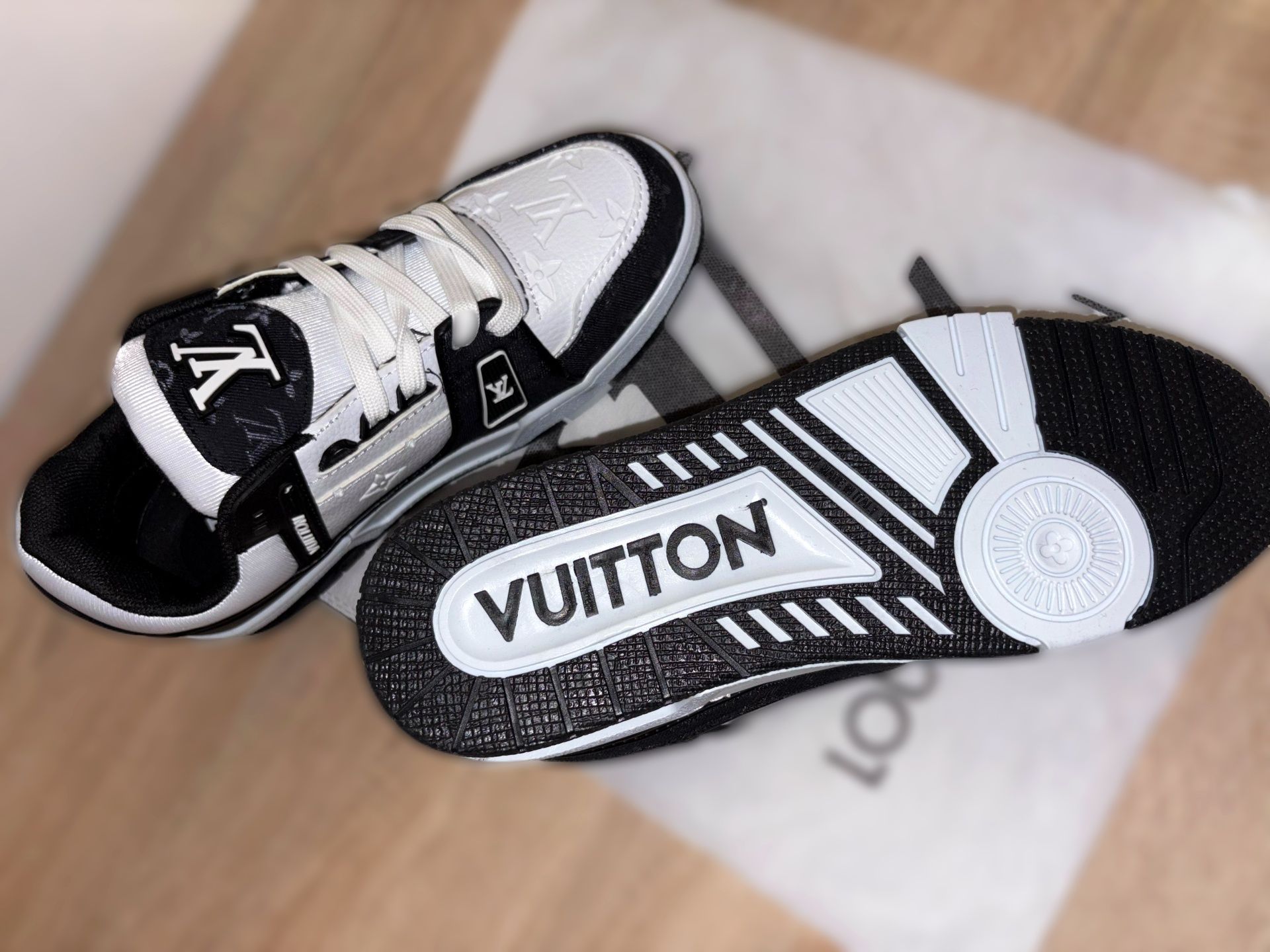 LV Louis Vuitton Trainers Black&White