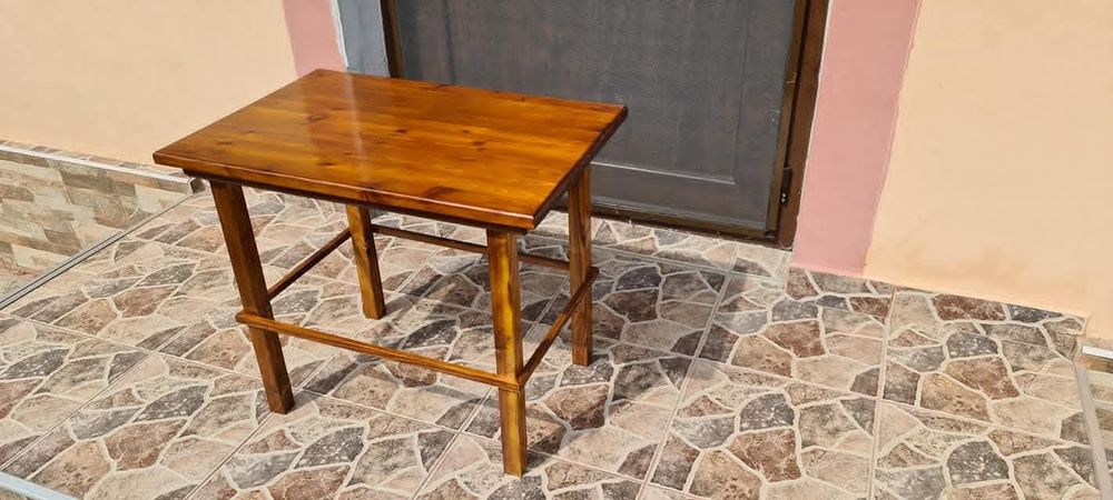 Măsuță din lemn lucrata manual