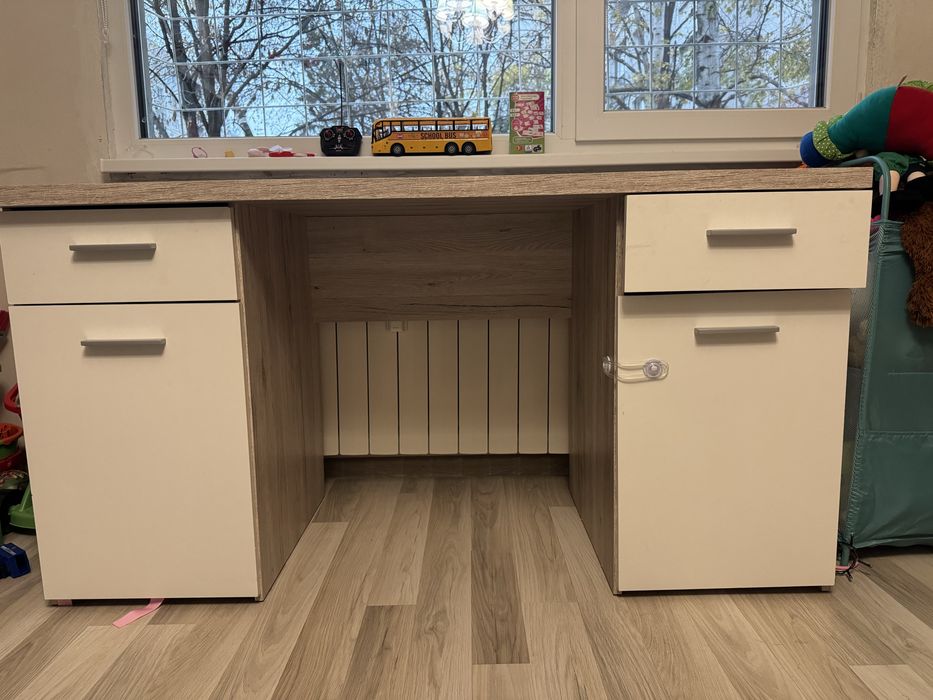 Бюро с място за съхранение