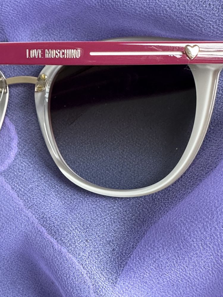 Нови оригинални слънчеви очила Love Moschino
