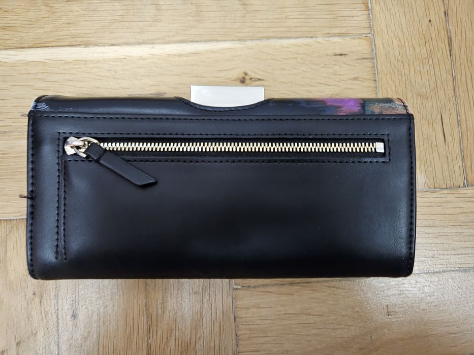 Оригинално портмоне на Ted Baker London. Много удобно и здраво. Отличн