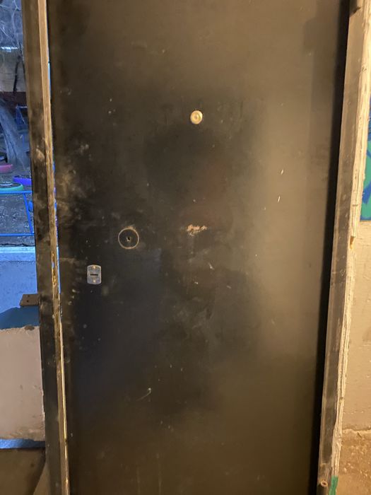 Двере подьздные железные с тремя ключами дверная коробка из уголка 2 ш