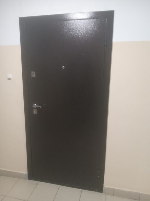 Продам дверь с коробкой