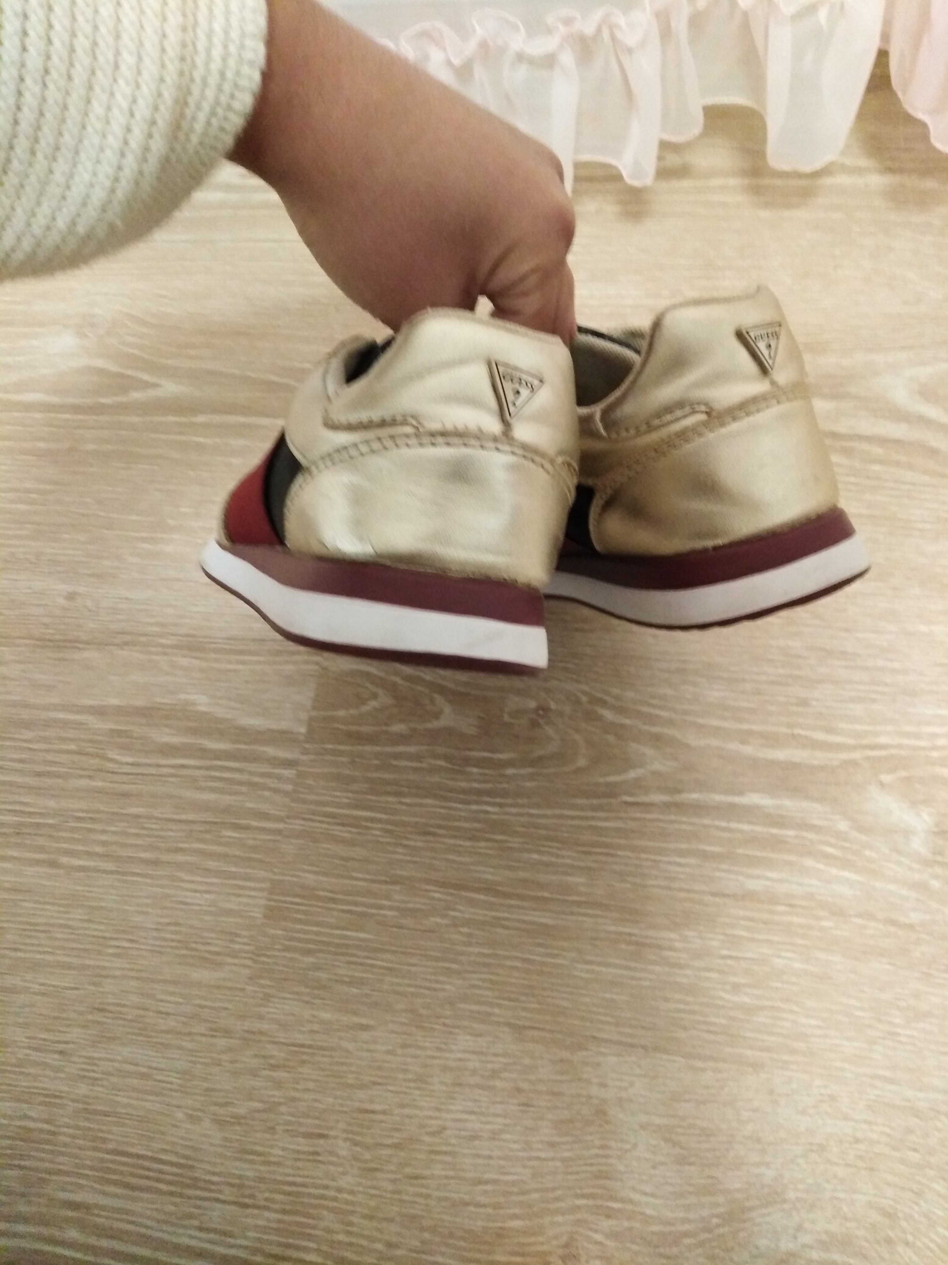 продавам дамски маратонки guess
