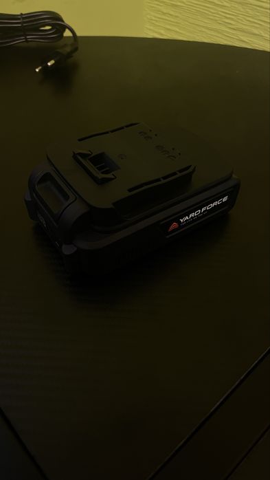 Продавам зарядни и батерии на YARD FORCE