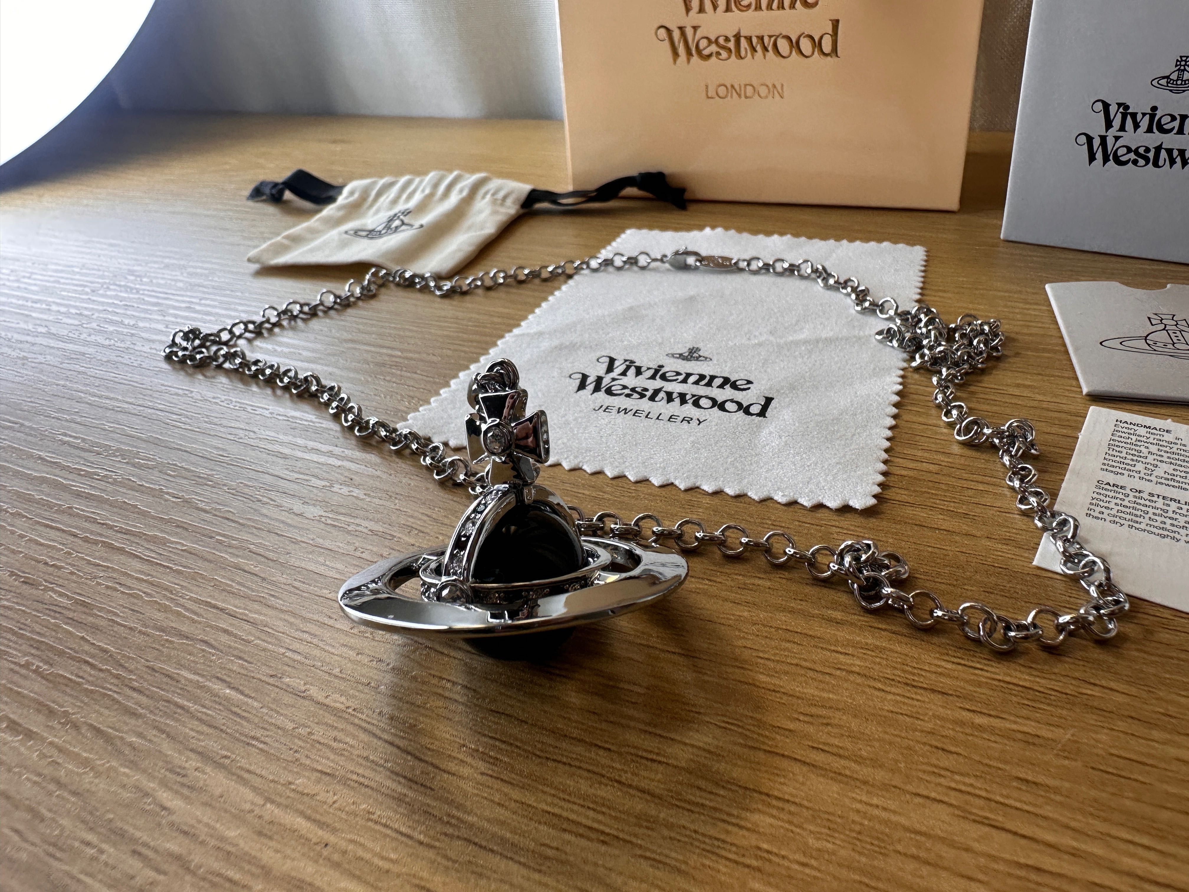 Colier Vivienne Westwood ”world’s end orb”bilă neagra + argintiu mediu