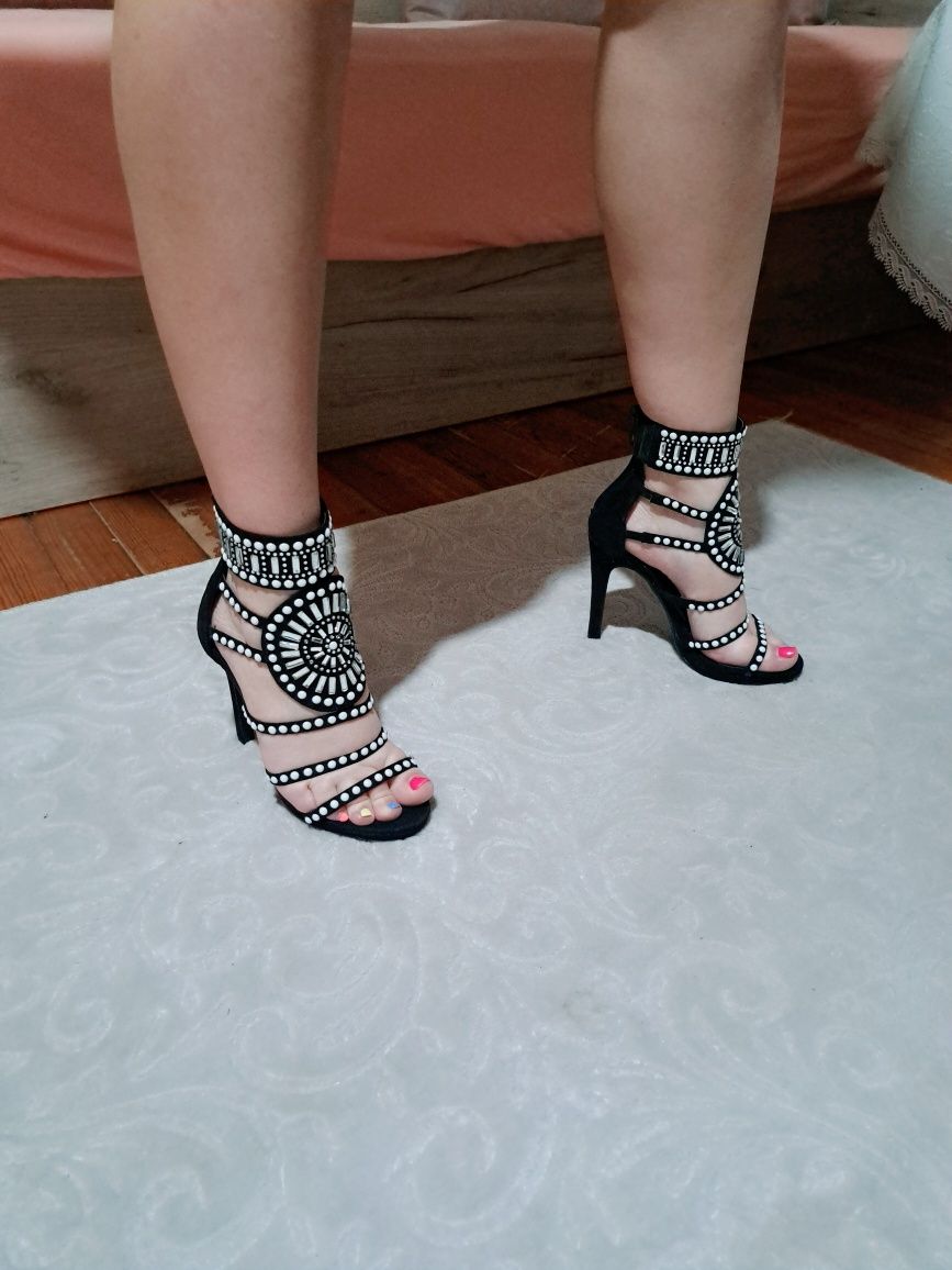 Дамски обувки (сандали) с висок ток .