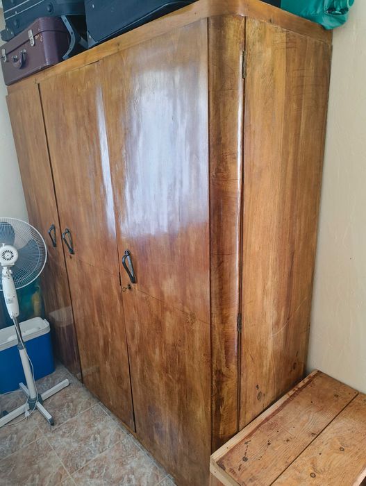 Трикрилен гардероб от орех