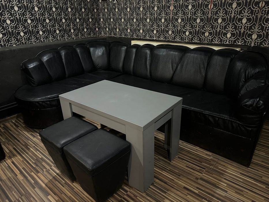 Vând set canapele bar și tamburet  + bonus,  mesele CADOU