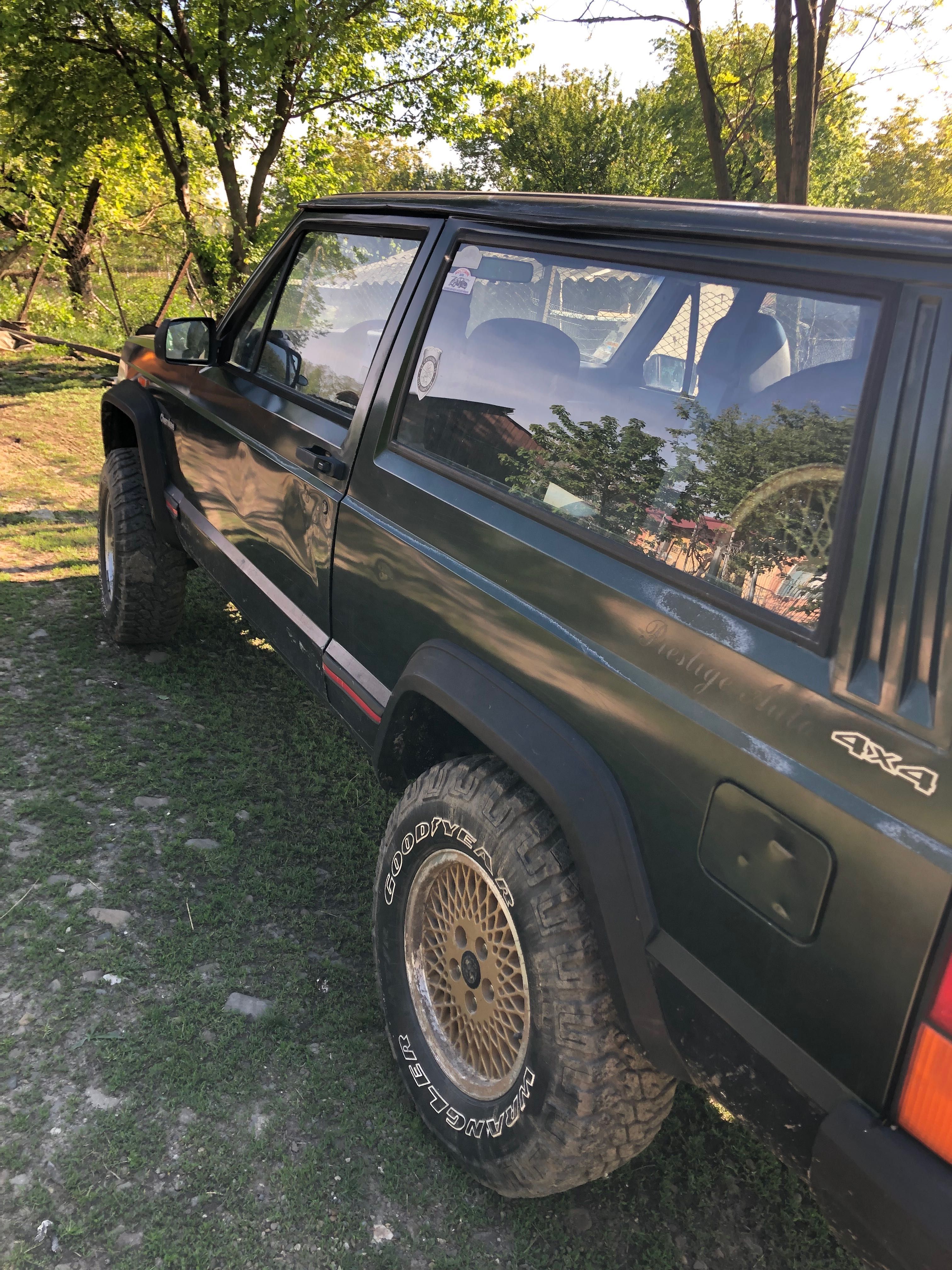 Vând Jeep XJ Cherokee