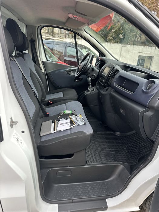 Vand Opel Vivaro lung 2015,euro 5,207000 km reali,6+1 trepte,import